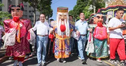 侯友宜、李四川同框遶境　土地公「牽線」交棒意味濃